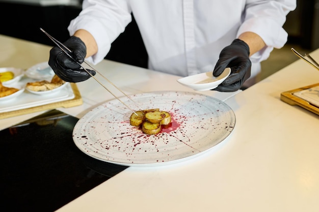 bucătar aranjând un fel